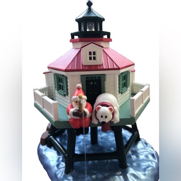 2014 Hallmark Keepsake Christmas Lighthouse Ornament #3 in Series Tracy Larsen - Picture 2 of 15